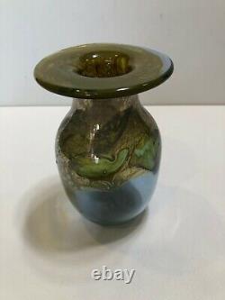 Vase en verre artistique de Bruce Freund, signé, 17 cm de hauteur, 10 cm au plus large, poids de 1,5 kg.