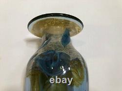 Vase en verre artistique de Bruce Freund, signé, 17 cm de hauteur, 10 cm au plus large, poids de 1,5 kg.