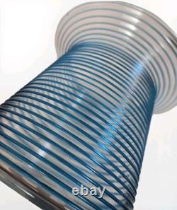 Vase en verre artistique de Martha's Vineyard Glassworks, seau/chapeau à tourbillon bleu