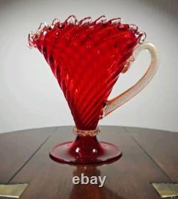 Vase en verre artistique de style vintage mi-siècle en verre de Murano rouge et or sur pied