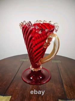 Vase en verre artistique de style vintage mi-siècle en verre de Murano rouge et or sur pied