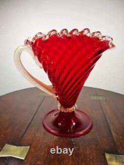 Vase en verre artistique de style vintage mi-siècle en verre de Murano rouge et or sur pied