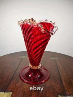 Vase en verre artistique de style vintage mi-siècle en verre de Murano rouge et or sur pied