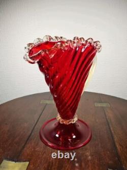 Vase en verre artistique de style vintage mi-siècle en verre de Murano rouge et or sur pied
