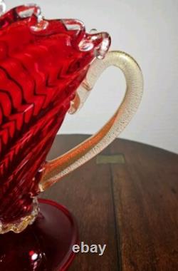 Vase en verre artistique de style vintage mi-siècle en verre de Murano rouge et or sur pied