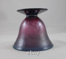 Vase en verre artistique design rare et élégant, en verre irisé violet, fait main et signé