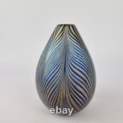 Vase en verre artistique irisé Maytum Studio décoration en plumes 1985 12 cm de haut