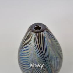 Vase en verre artistique irisé Maytum Studio décoration en plumes 1985 12 cm de haut