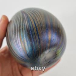 Vase en verre artistique irisé Maytum Studio décoration en plumes 1985 12 cm de haut