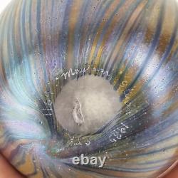 Vase en verre artistique irisé Maytum Studio décoration en plumes 1985 12 cm de haut