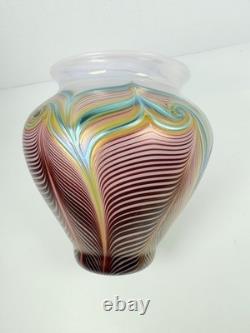 Vase en verre artistique irisé à plumes tirées signé Joseph Morel Zellique 1982