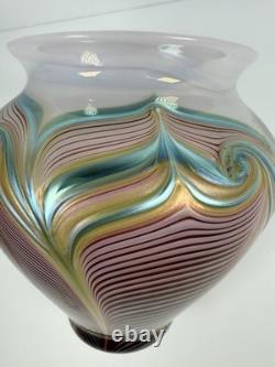 Vase en verre artistique irisé à plumes tirées signé Joseph Morel Zellique 1982