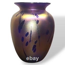 Vase en verre artistique irisé soufflé par Arthur Allison signé 5,75