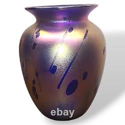 Vase en verre artistique irisé soufflé par Arthur Allison signé 5,75