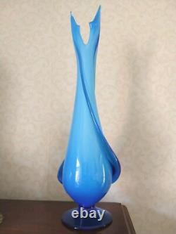 Vase en verre artistique moderne du milieu du siècle des années 1960, grand et haut, bleu superposé de blanc, en très bon état.
