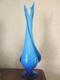 Vase En Verre Artistique Moderne Du Milieu Du Siècle Des Années 1960, Grand Et Haut, Bleu Superposé De Blanc, En Très Bon état.
