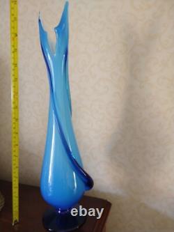 Vase en verre artistique moderne du milieu du siècle des années 1960, grand et haut, bleu superposé de blanc, en très bon état.