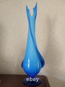 Vase en verre artistique moderne du milieu du siècle des années 1960, grand et haut, bleu superposé de blanc, en très bon état.