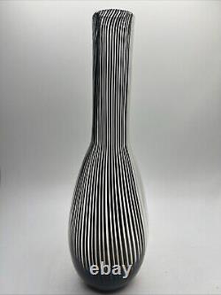 Vase en verre artistique noir et blanc rayé DINO MARTENS 16 Murano Italie du milieu du siècle