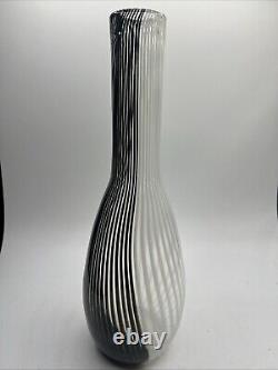 Vase en verre artistique noir et blanc rayé DINO MARTENS 16 Murano Italie du milieu du siècle