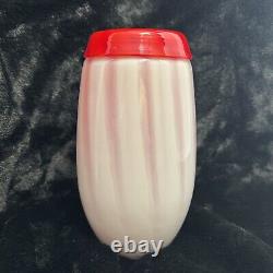 Vase en verre artistique opalescent blanc rayé de canne de bonbon rouge Dale Tiffany de 7,5 pouces