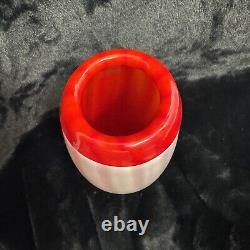 Vase en verre artistique opalescent blanc rayé de canne de bonbon rouge Dale Tiffany de 7,5 pouces
