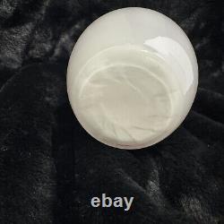 Vase en verre artistique opalescent blanc rayé de canne de bonbon rouge Dale Tiffany de 7,5 pouces