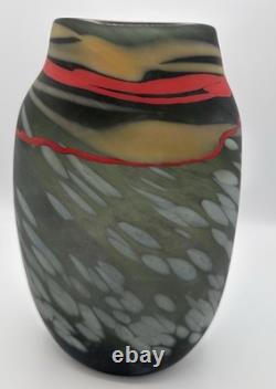 Vase en verre artistique signé D. Powers, 10 pouces, effet mat tourbillon, sculptural moderne