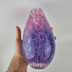 Vase en verre artistique signé Pete Fricker, roses et violets, hauteur 20 cm