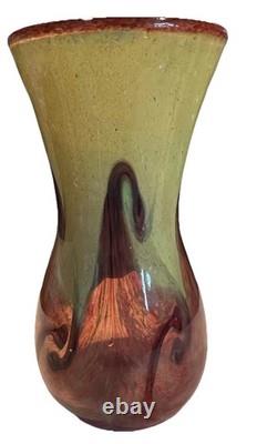 Vase en verre artistique signé Peter Holmes des Scottish Borders, tourbillons marron sur fond jaune