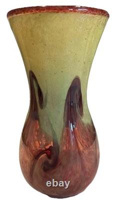 Vase en verre artistique signé Peter Holmes des Scottish Borders, tourbillons marron sur fond jaune