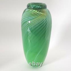 Vase en verre artistique signé Steven Main de collection, datant de 1989, couleur vert clair, de 7 pouces, provenant du studio Main.