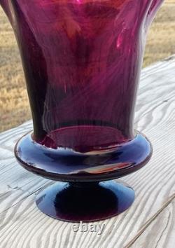 Vase en verre artistique soufflé à la main améthyste sur pied de style moderne du milieu du siècle Bischoff (1922-1963)