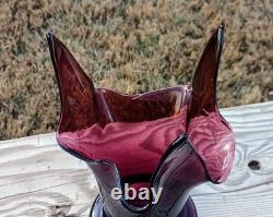 Vase en verre artistique soufflé à la main améthyste sur pied de style moderne du milieu du siècle Bischoff (1922-1963)