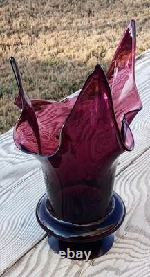 Vase en verre artistique soufflé à la main améthyste sur pied de style moderne du milieu du siècle Bischoff (1922-1963)