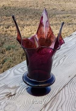 Vase en verre artistique soufflé à la main améthyste sur pied de style moderne du milieu du siècle Bischoff (1922-1963)