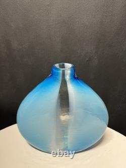 Vase en verre artistique soufflé à la main bleu blanc transparent de style mid-century moderne époustouflant