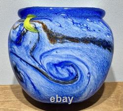 Vase en verre artistique soufflé à la main bleu par l'artiste français Jean Claude Novaro 1986