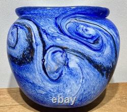 Vase en verre artistique soufflé à la main bleu par l'artiste français Jean Claude Novaro 1986