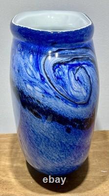 Vase en verre artistique soufflé à la main bleu par l'artiste français Jean Claude Novaro 1986