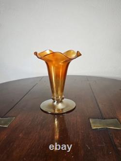Vase en verre artistique soufflé à la main irisé orange à bord festonné de style victorien antique