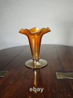 Vase en verre artistique soufflé à la main irisé orange à bord festonné de style victorien antique