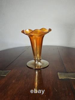 Vase en verre artistique soufflé à la main irisé orange à bord festonné de style victorien antique