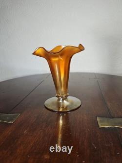 Vase en verre artistique soufflé à la main irisé orange à bord festonné de style victorien antique