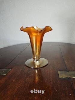 Vase en verre artistique soufflé à la main irisé orange à bord festonné de style victorien antique