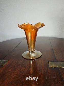 Vase en verre artistique soufflé à la main irisé orange à bord festonné de style victorien antique