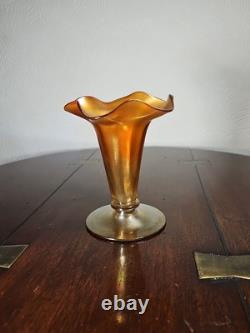 Vase en verre artistique soufflé à la main irisé orange à bord festonné de style victorien antique