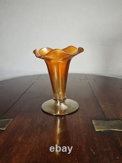 Vase en verre artistique soufflé à la main irisé orange à bord festonné de style victorien antique
