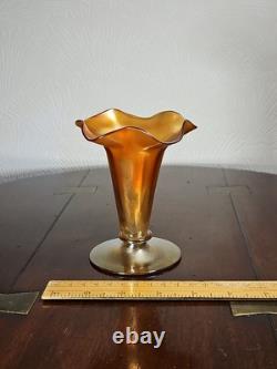 Vase en verre artistique soufflé à la main irisé orange à bord festonné de style victorien antique