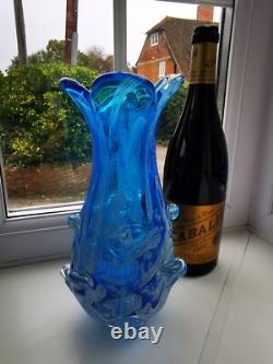 Vase en verre artistique vintage Murano en forme libre à cannes bleues et blanches en filigrane vers 1970